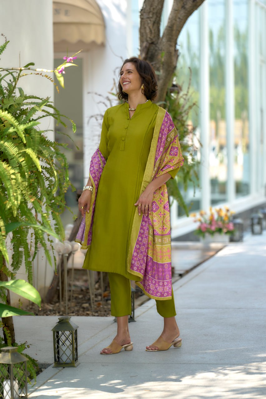 Elegant Straight Kurti Pant Dupatta Set for Everyday Ethnic Charm | RoopRivaaj