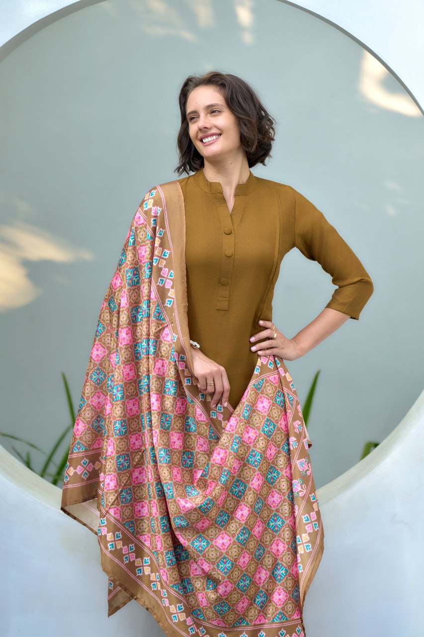 Elegant Vatican Kurti Pant Dupatta Set | RoopRivaaj