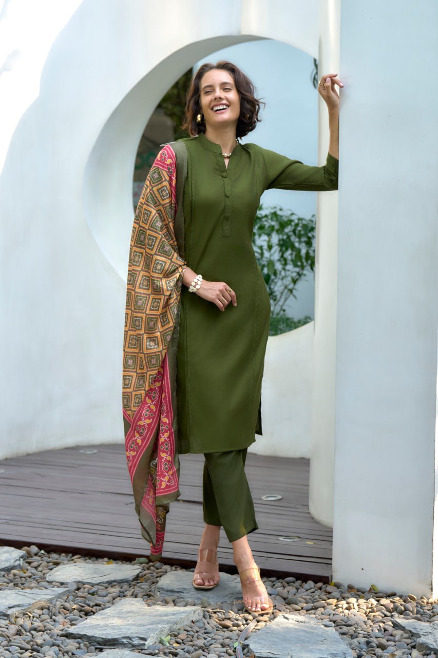 Elegant Vatican Kurti Pant Dupatta Set for Effortless Grace | RoopRivaaj