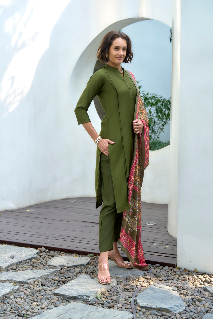 Elegant Vatican Kurti Pant Dupatta Set for Effortless Grace | RoopRivaaj