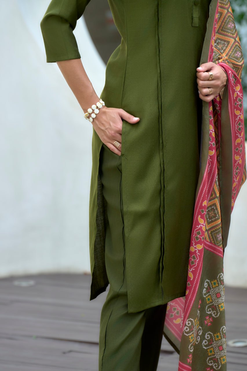 Elegant Vatican Kurti Pant Dupatta Set for Effortless Grace | RoopRivaaj