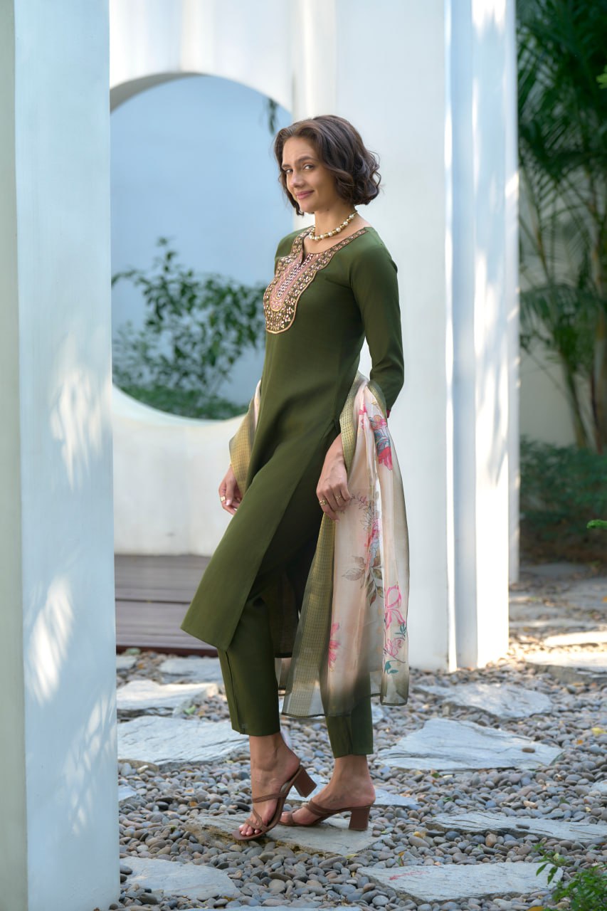 Elegant Vatican Kurti Pant Dupatta Set with Organza Butti | RoopRivaaj