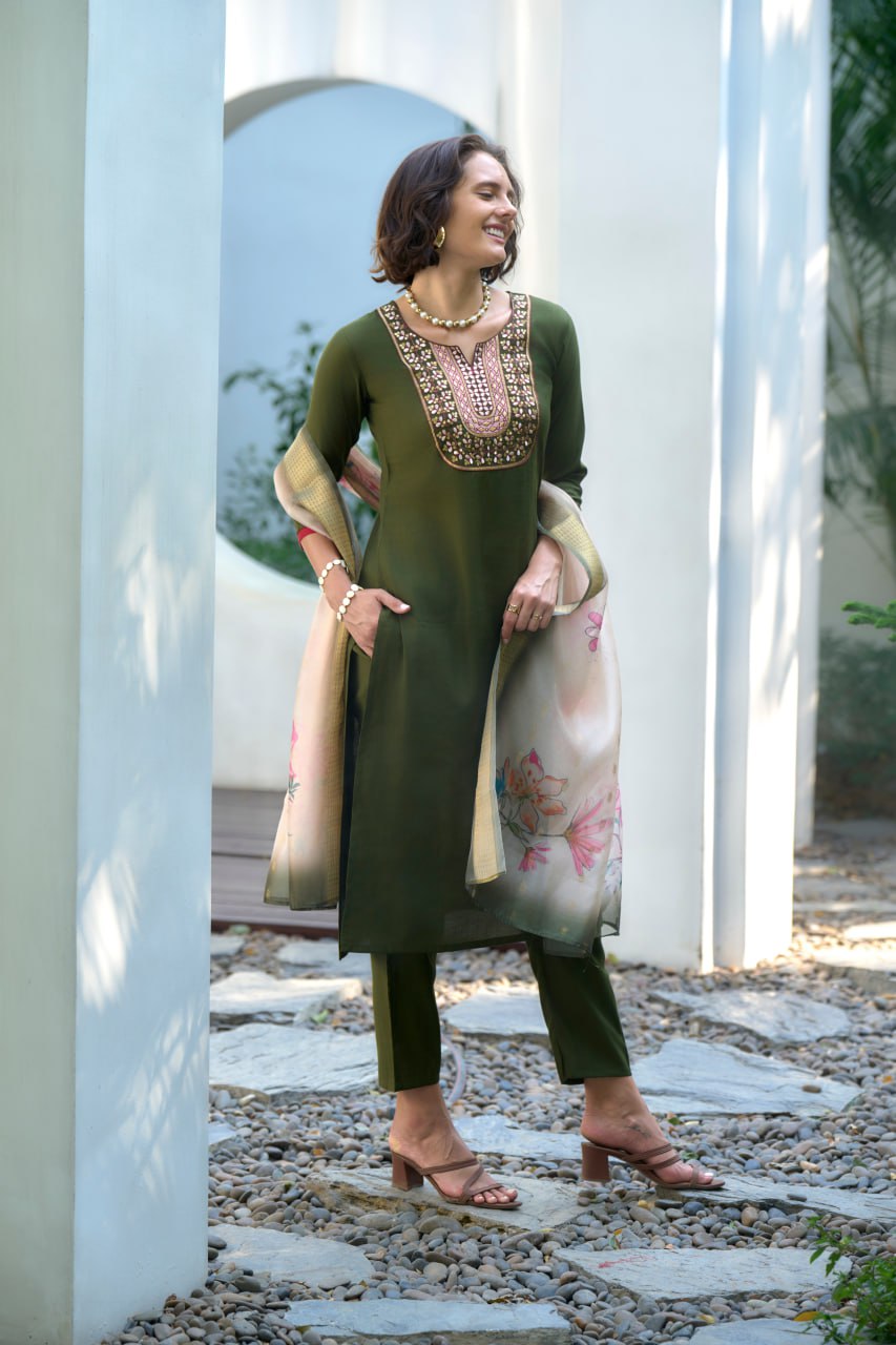 Elegant Vatican Kurti Pant Dupatta Set with Organza Butti | RoopRivaaj